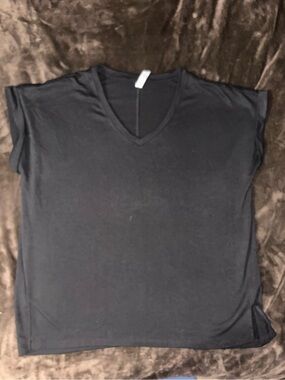 Women's Black V-Neck Short Sleeve Top - Classic Everyday Tee